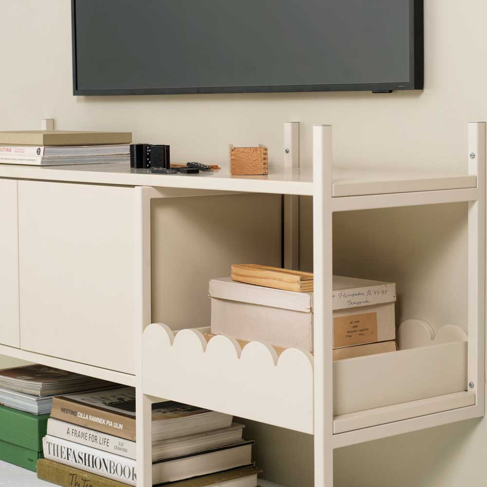 bricka ståendes i tv-bänk