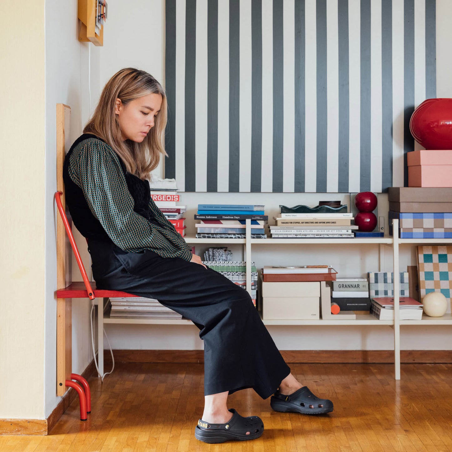 off-white låg hylla med inredningsdetaljer