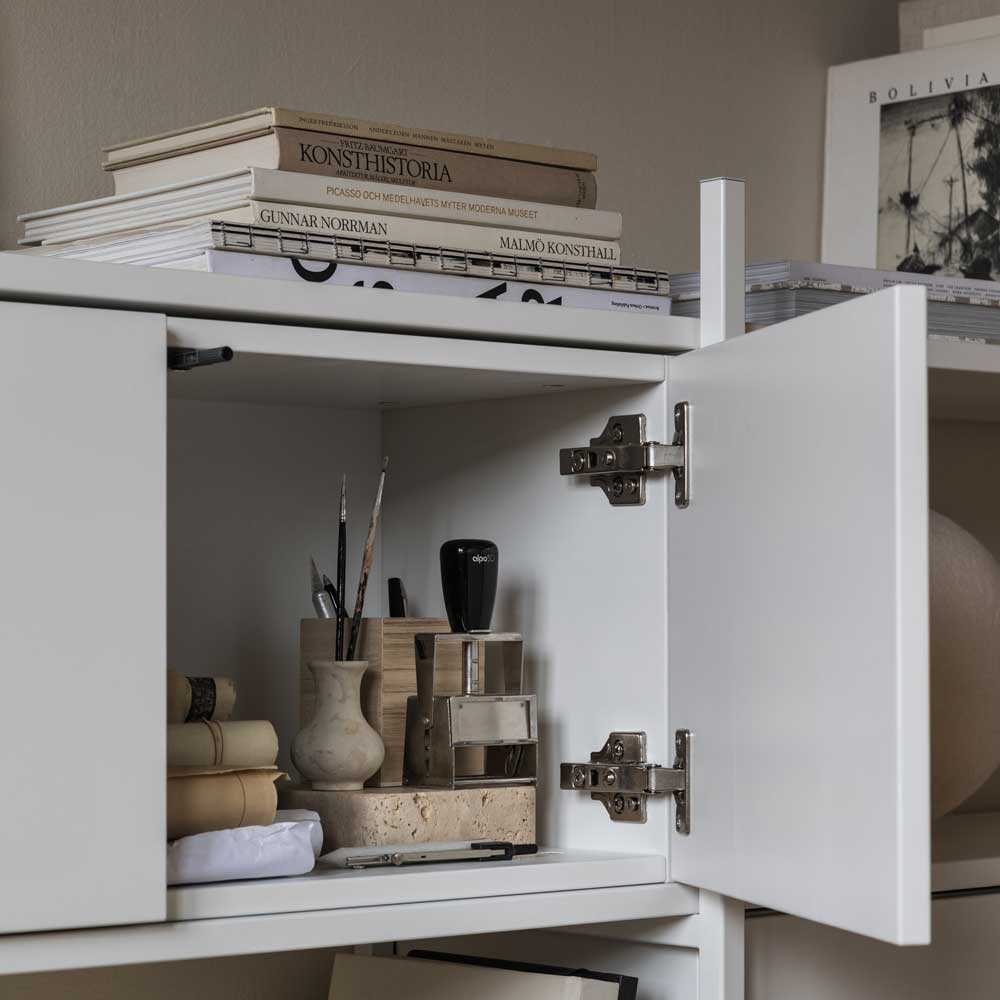 vit låg hylla med skåp förvaring