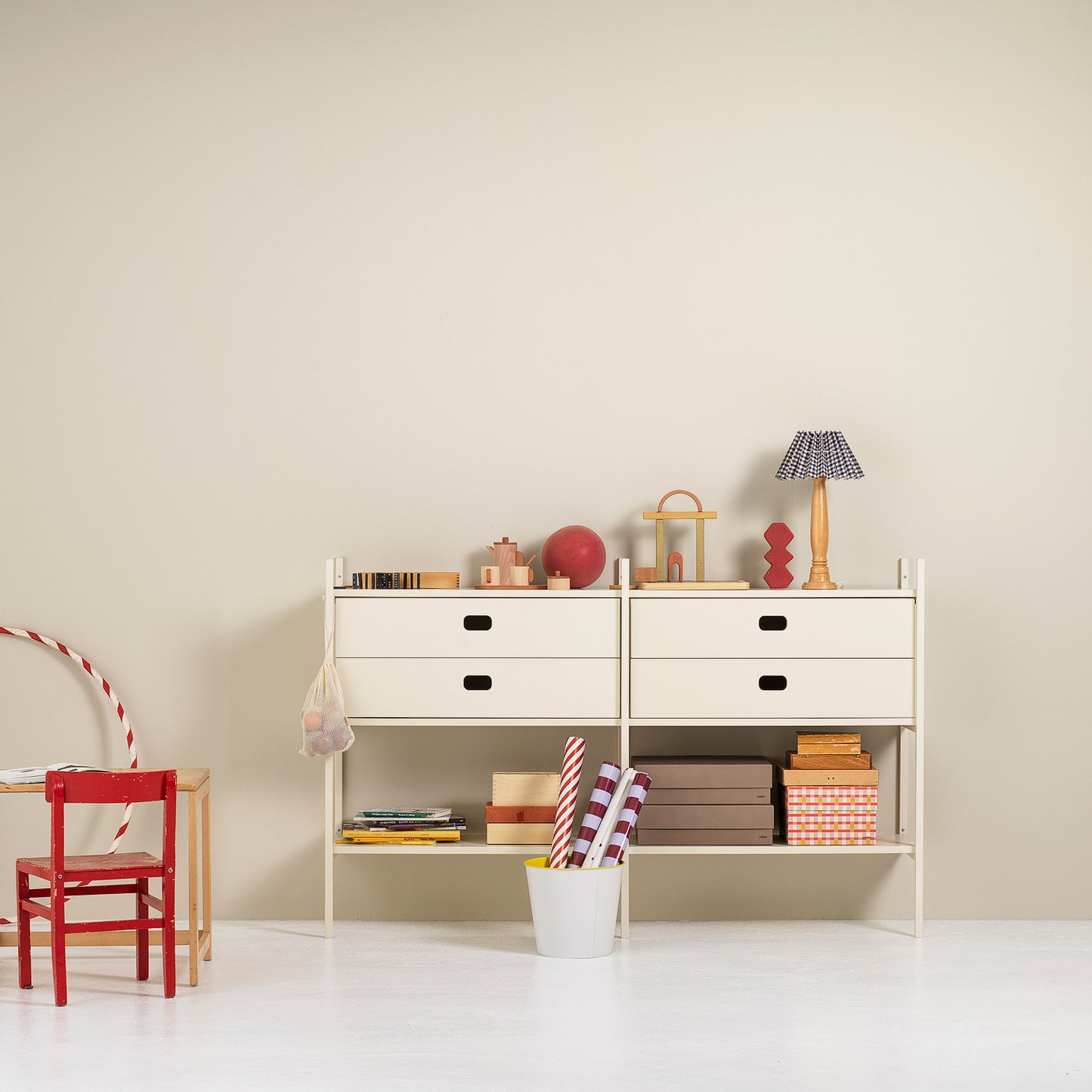 off white låg hylla med skåp och inredning