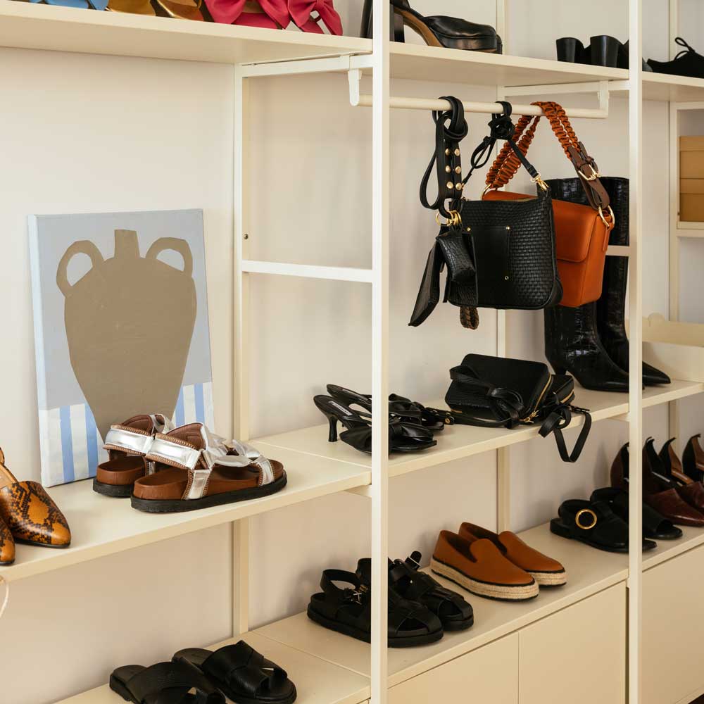 sko hylla med klädstång i off white