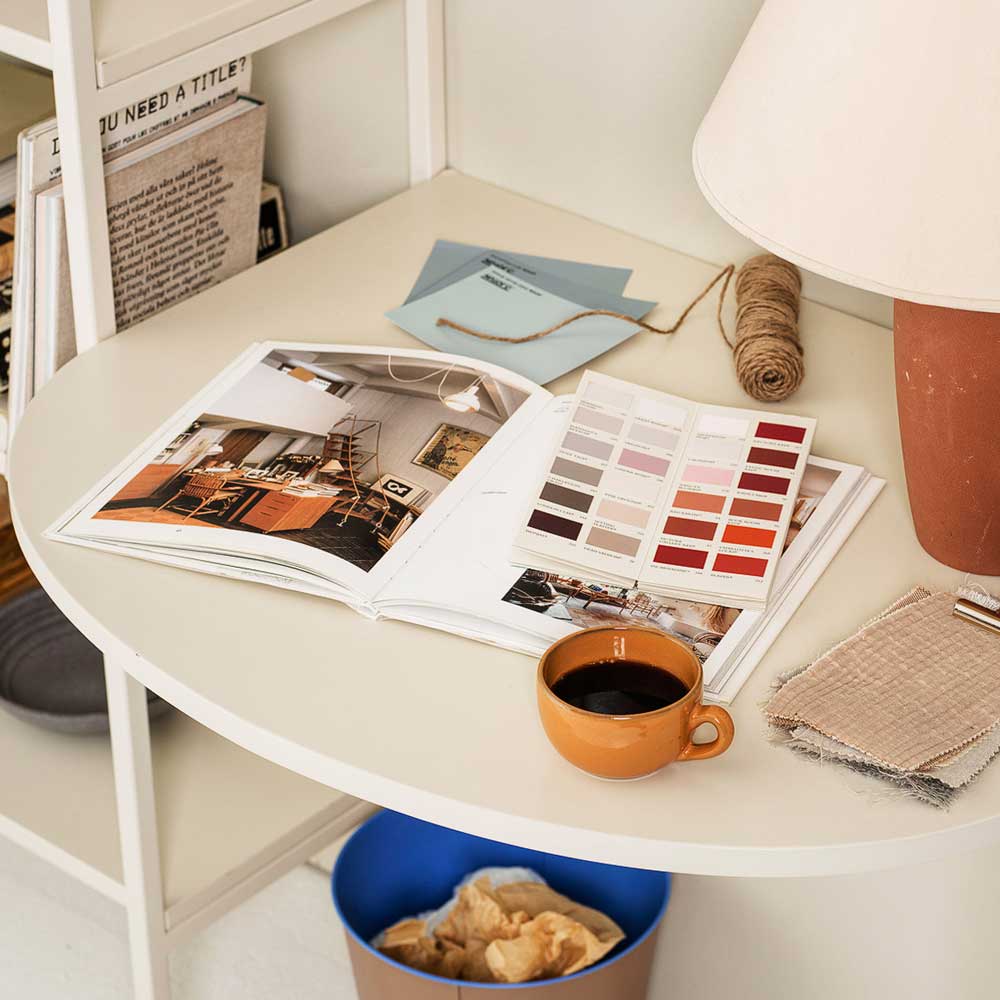 runt skrivbord i off white