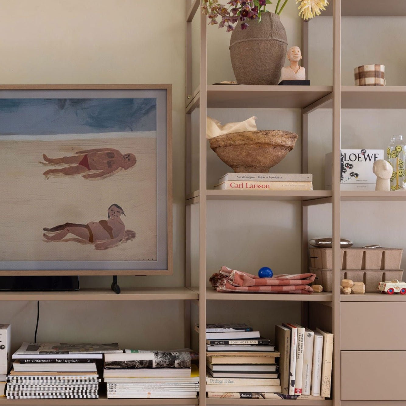 hylla i kamel med böcker