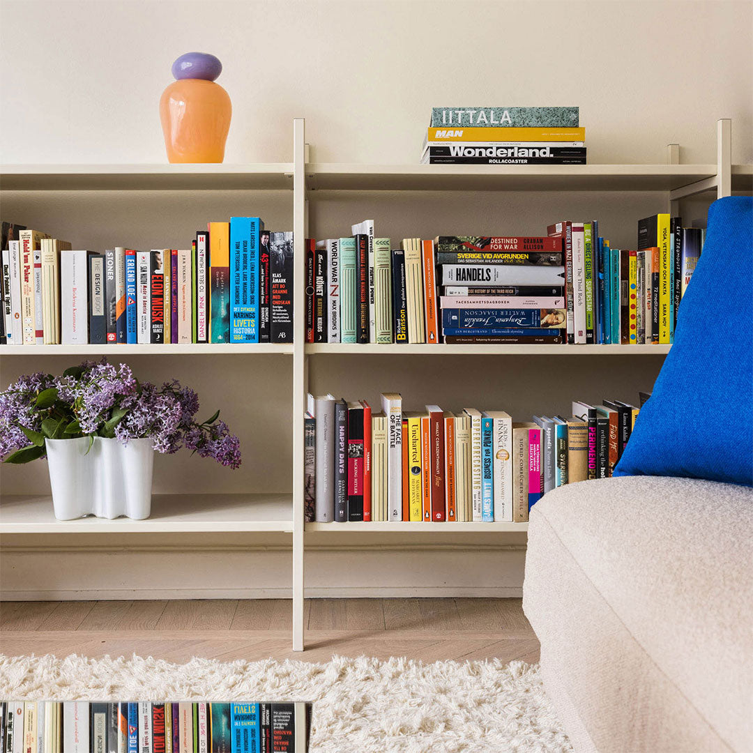 liten bokhylla med hyllplan i off-white