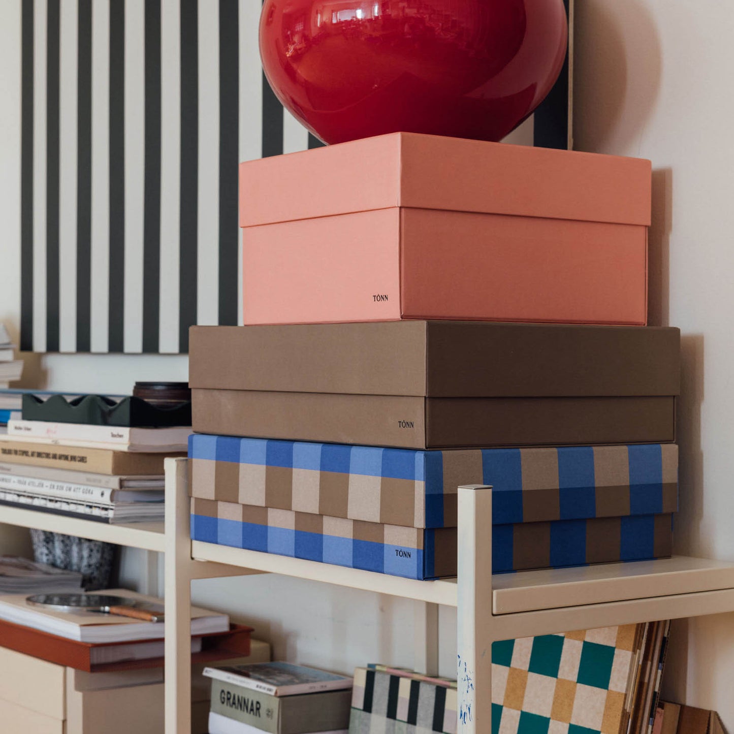 hylla med hyllplan i off-white