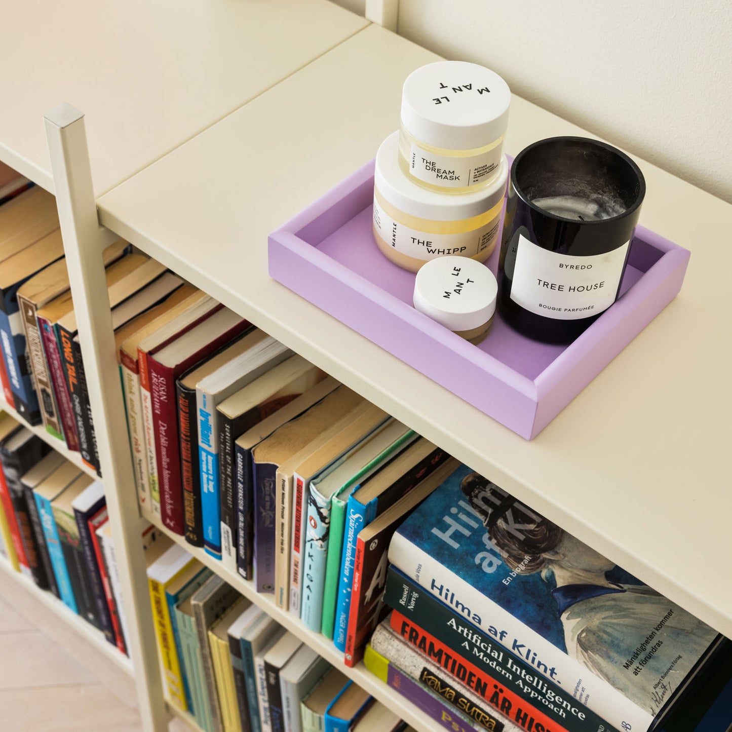 hylla med hyllplan i off-white