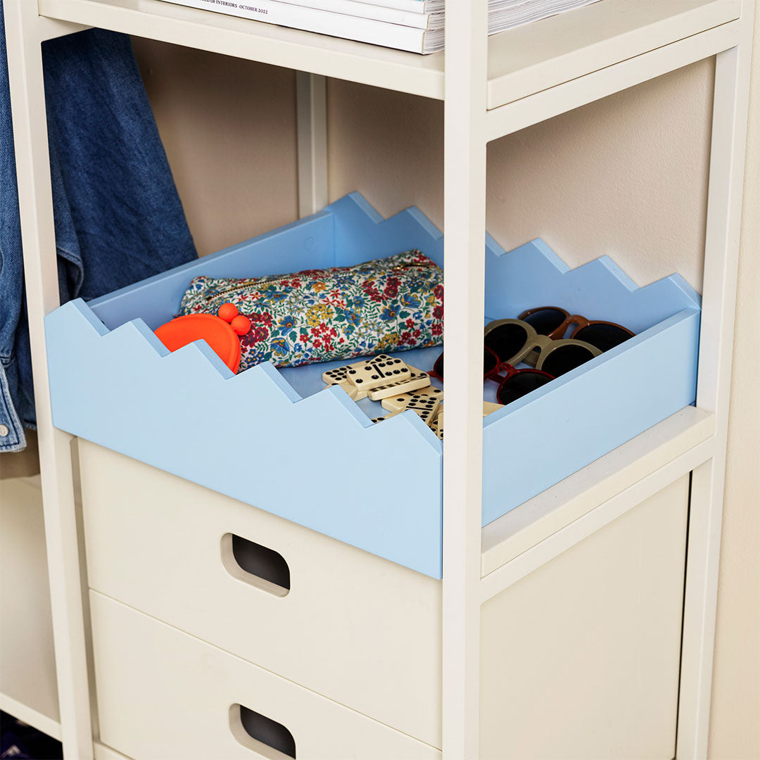 bricka i färgen ljusblå med detaljer