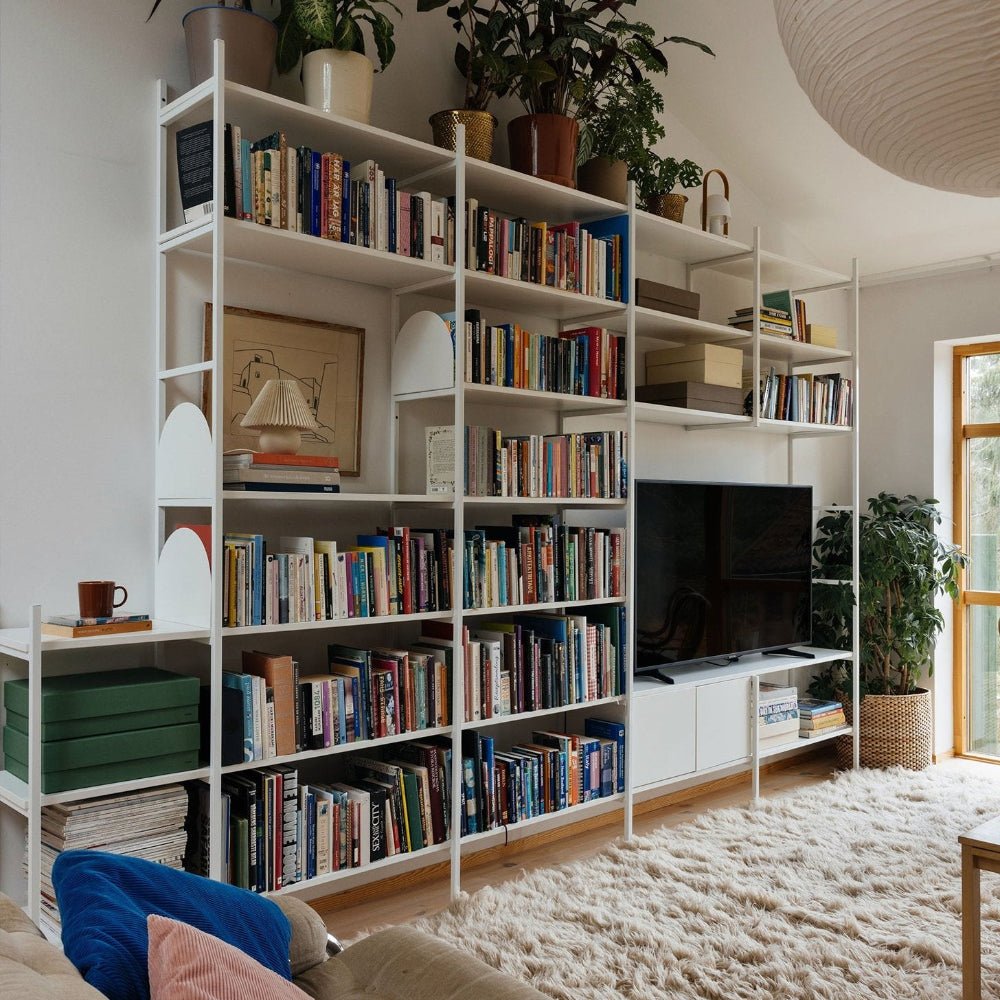 vit tv hylla med förvaring och böcker